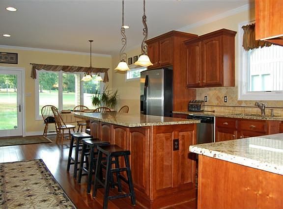 4th image of 405 Regina Ln