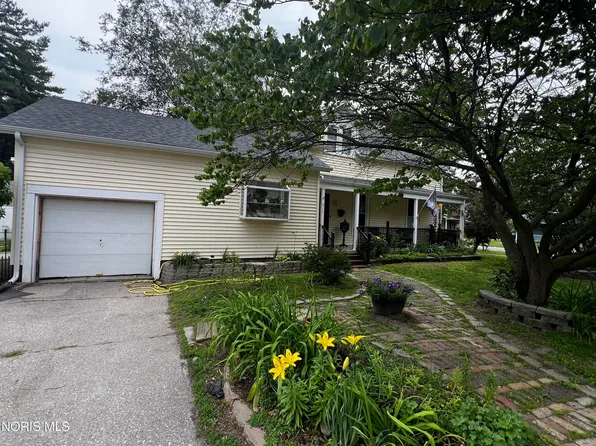 215 N Main St, Swanton, OH 43558