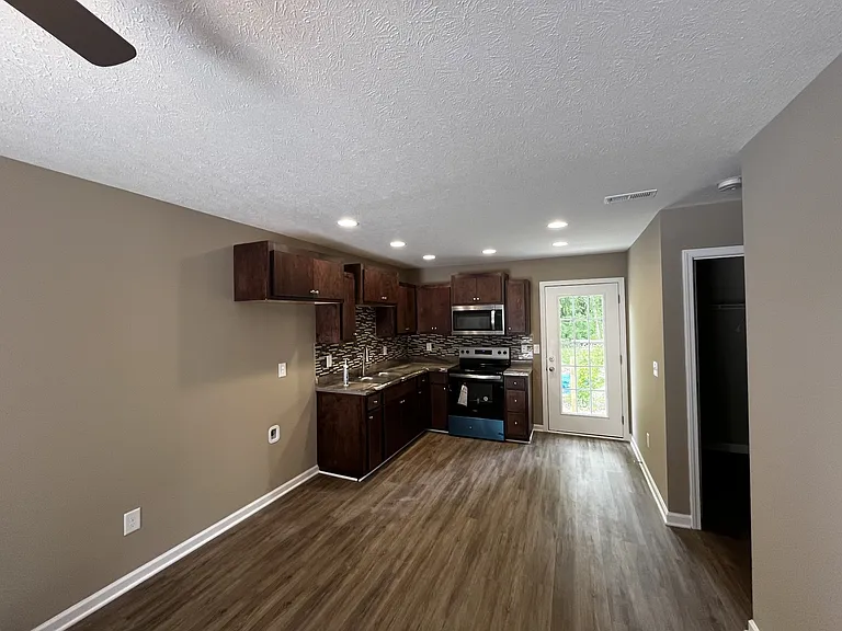 213 Thomas St — Photo 3