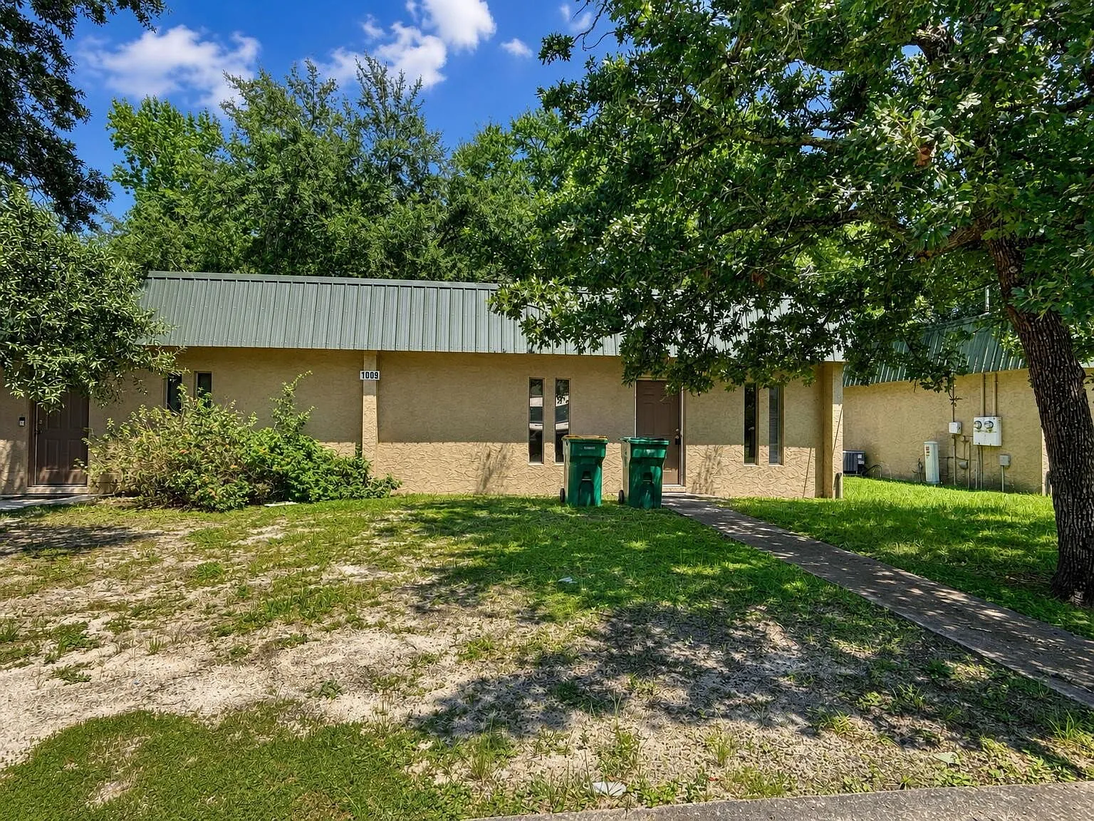 2 bed, 1.0 bath, 900 sqft, $1,300 — Photo 1