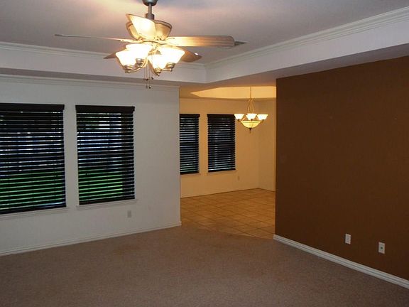 4th image of 525 Crawford Dr