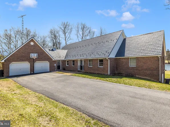 215 Twin Lakes Cir, Martinsburg, WV 25405
