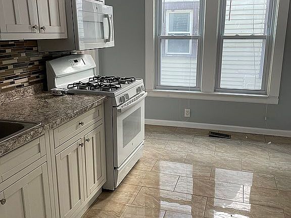 3rd image of 431 Hoyt St