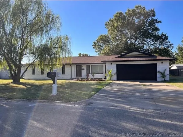 211 Circle Dr, Checotah, OK 74426