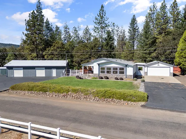 549 Rogue Air Dr, Shady Cove, OR 97539