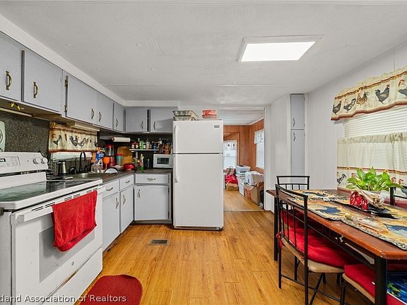 3rd image of 2560 Skyview St
