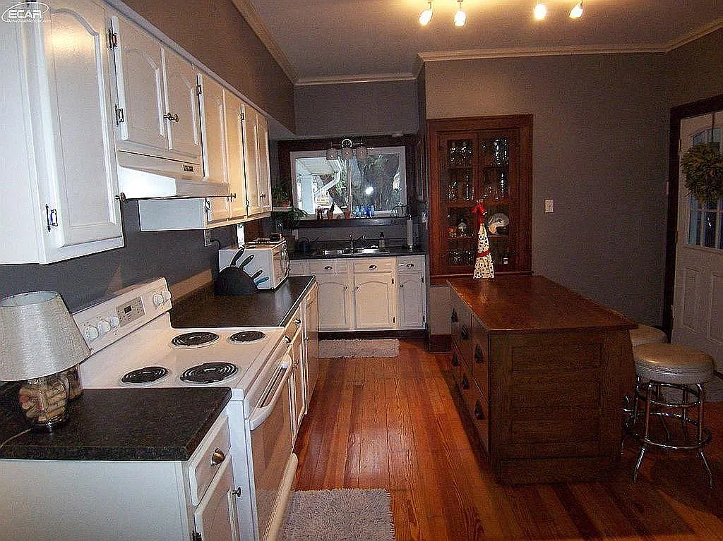 3 bed, 1200 sqft, $1,650 — Photo 2