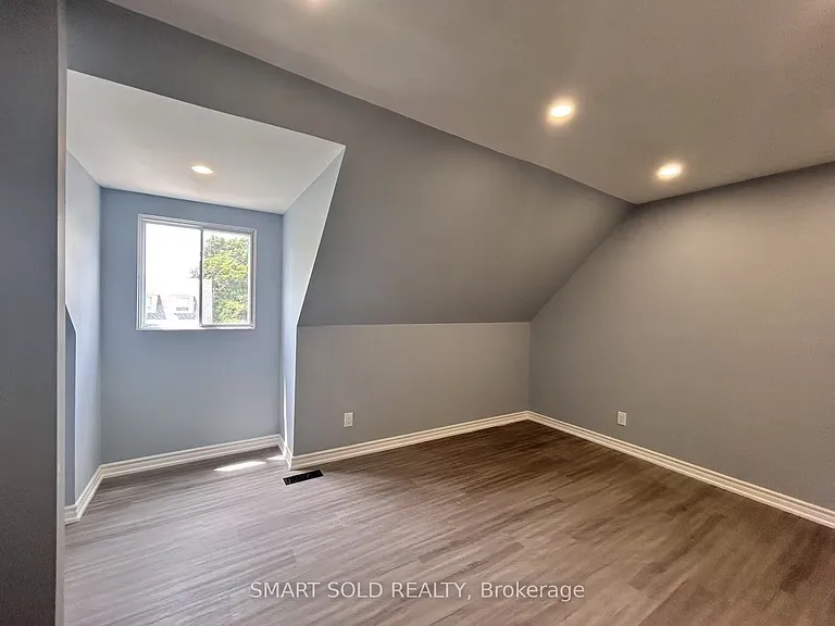 795 Pam Cres — Photo 8