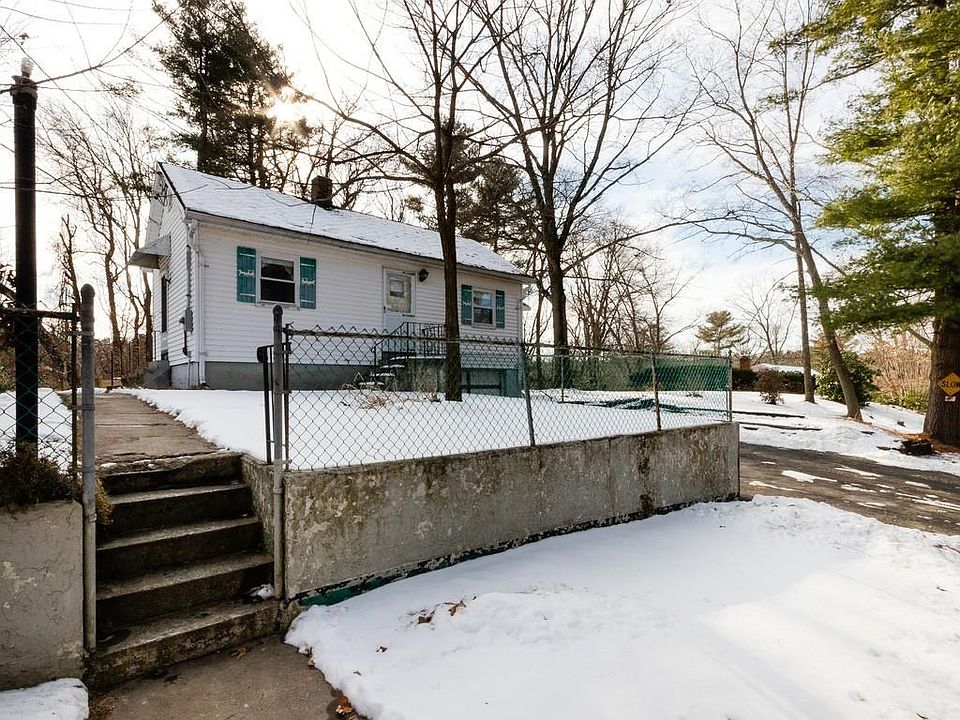 1st image of 32 Lakewood Dr