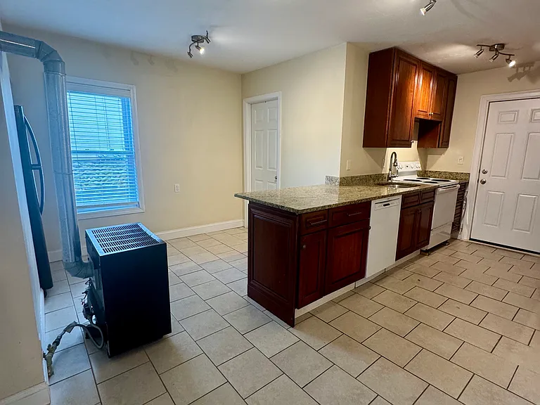 1 Hilton Ave #1 — Photo 4