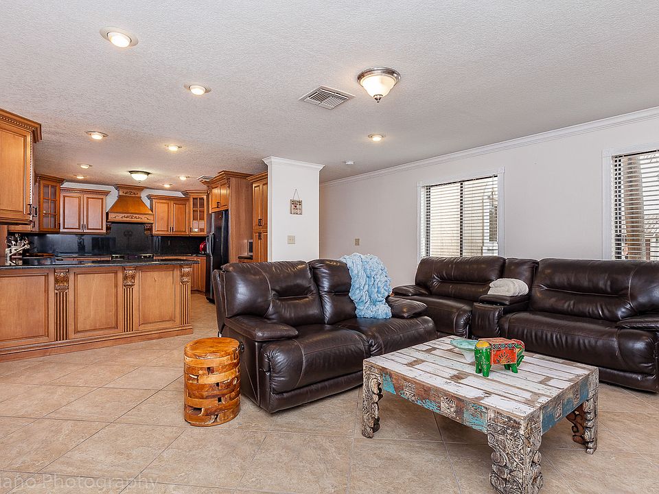 Spacious Kitchen & Fam Rm