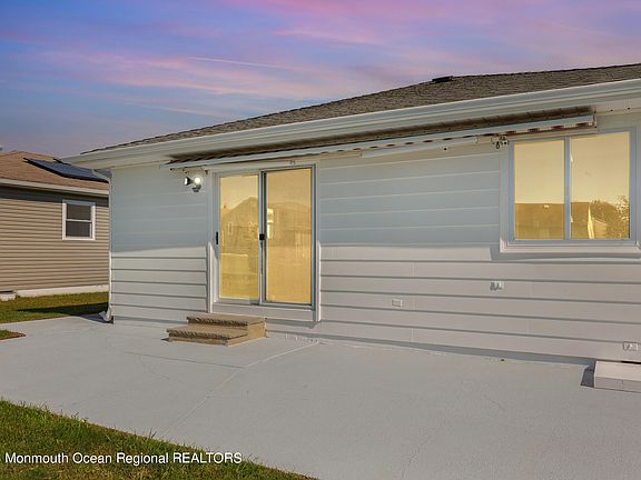 3rd image of 287 Barbados Drive N