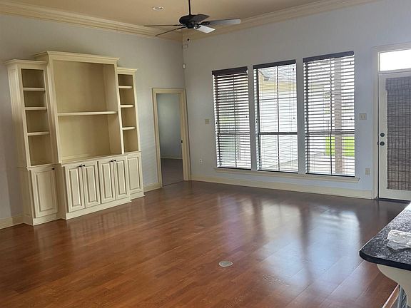 3rd image of 211 Lakeshore Dr