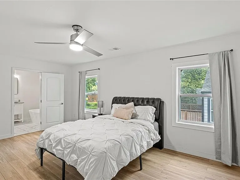 1077 Peeples St SW — Photo 10
