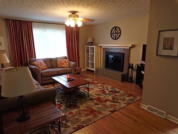 2nd image of 989 Woodlawn Dr