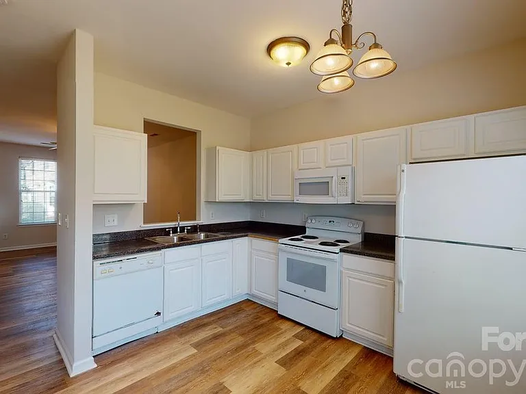 5545 Seths Dr — Photo 6