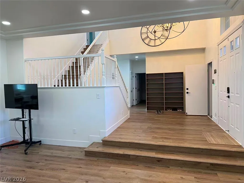5 bed, 4.5 bath, 4040 sqft, $4,500 — Photo 2