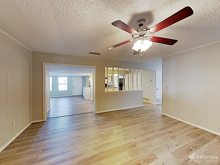 835 Live Oak Dr — Photo 3
