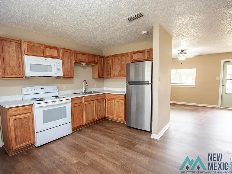 1704 Laura Ln — Photo 4