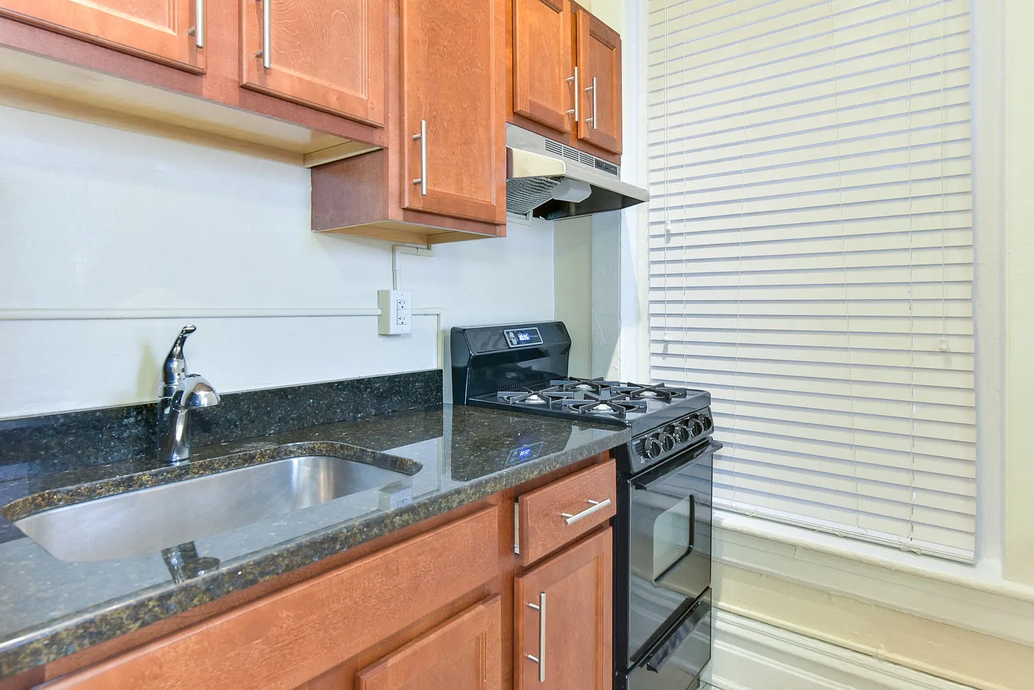 Dupont Apartments — Photo 2