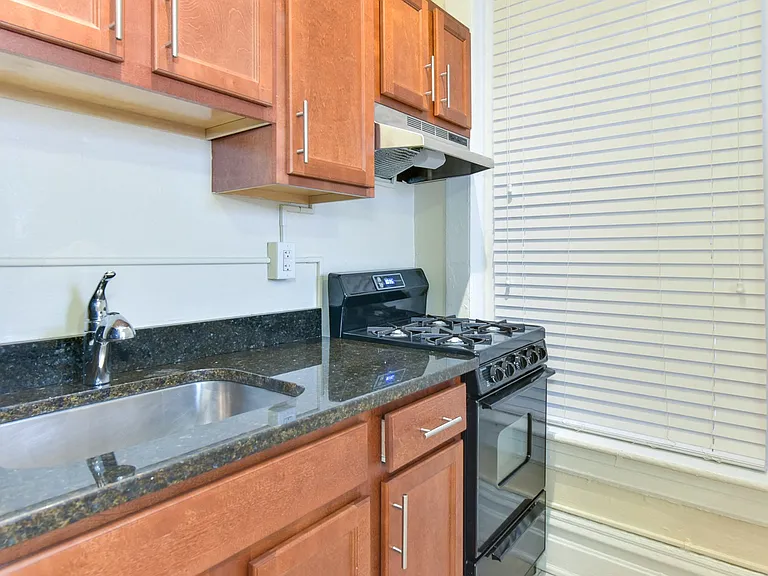 Dupont Apartments — Photo 2