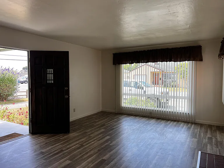 1120 Austin Way — Photo 2