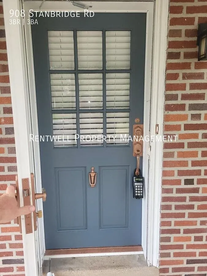 Beautifully Maintained 3-Bedroom Home with Finished Spaces & Outdoor Entertaining — Photo 4