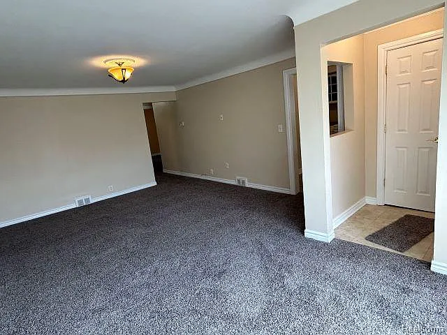 3 bed, 1.0 bath, 1045 sqft, $1,350 — Photo 4