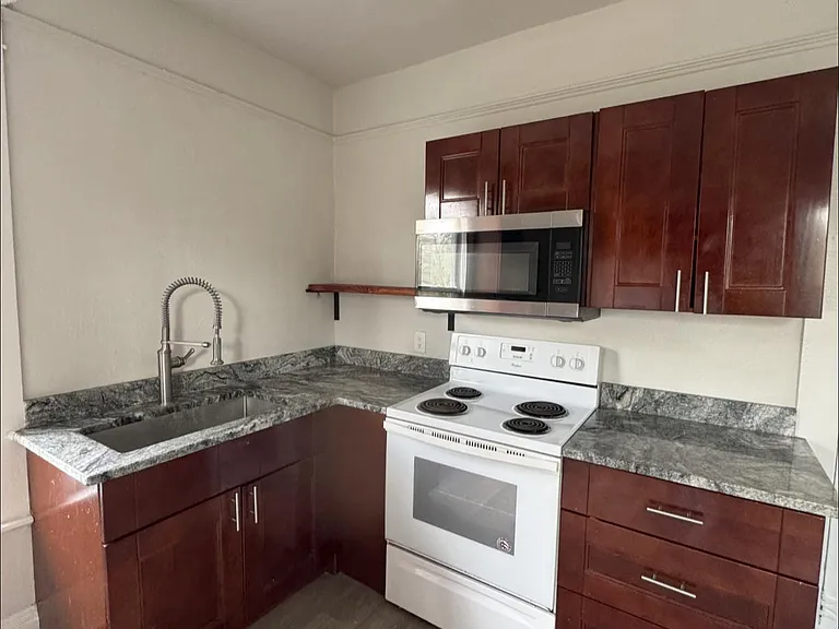 220 N Beaumont Ave #2 — Photo 8