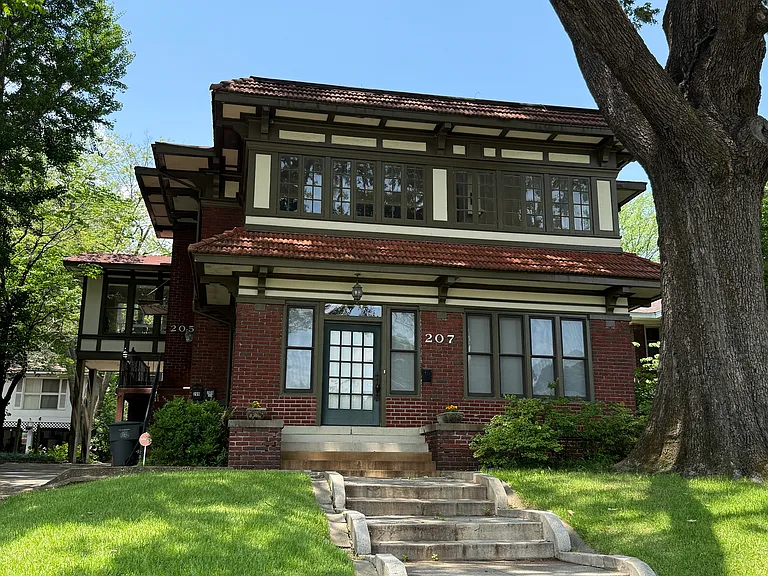 Fabulous building. This is the top front apartment with all those windows!