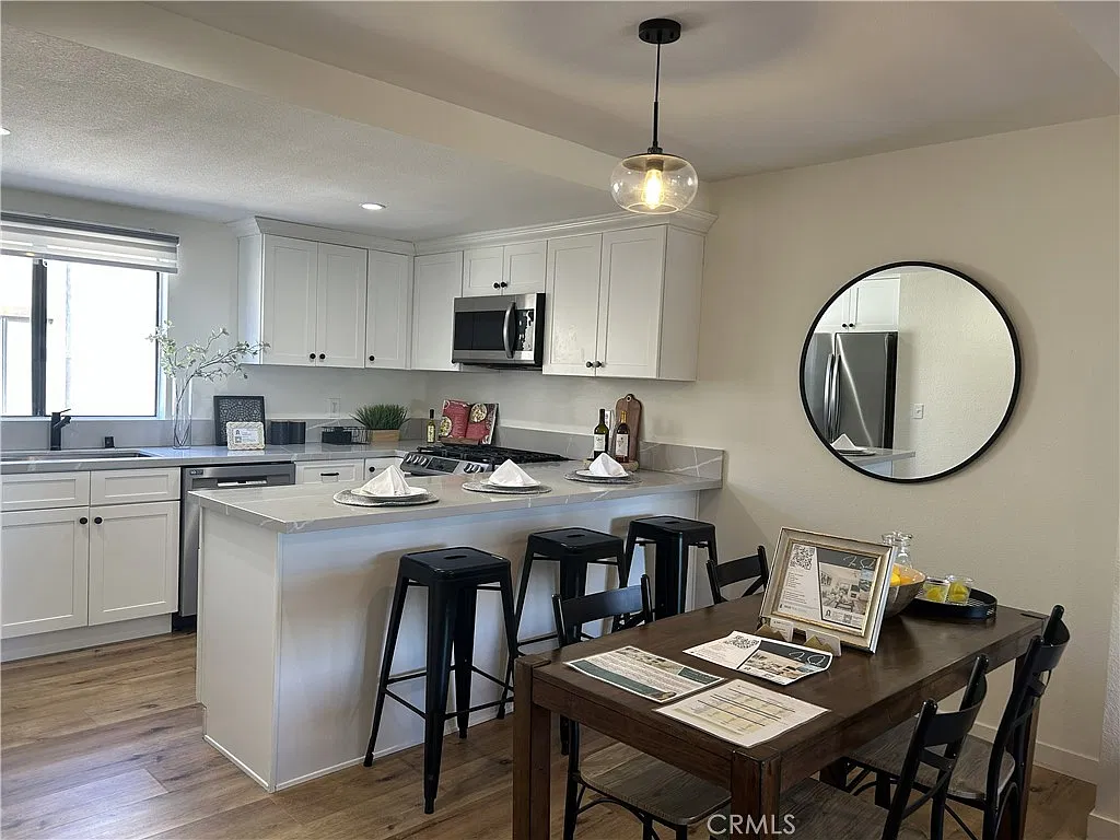 2 bed, 1.5 bath, 1132 sqft, $3,400 — Photo 4