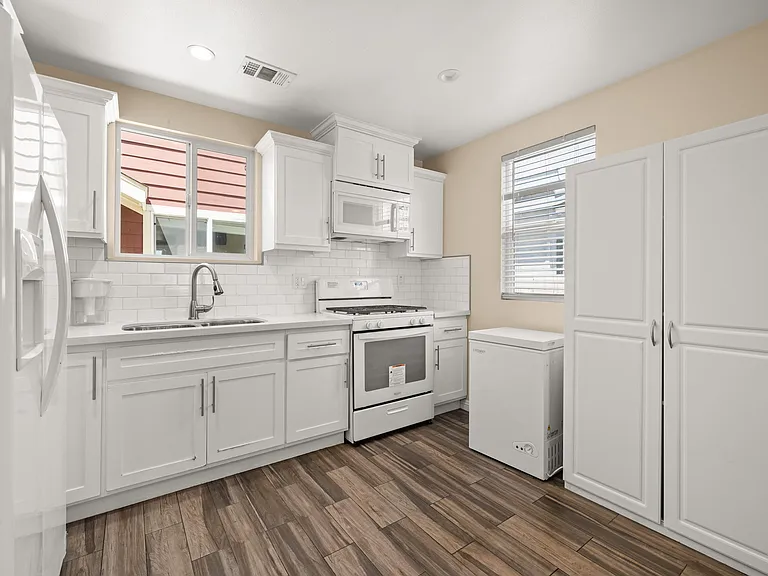 1327 W 37th Pl — Photo 3