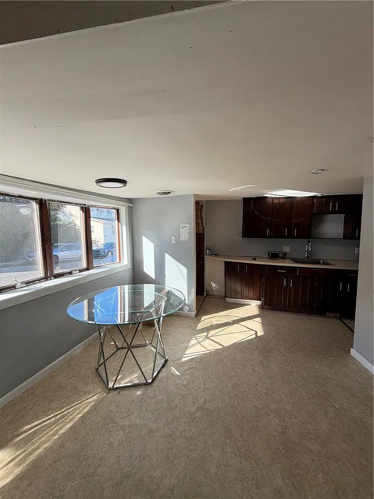 3 bed, 1.0 bath, 700 sqft, $1,350 — Photo 2