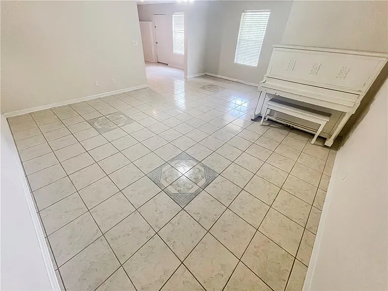 140 Calborne Ct — Photo 36