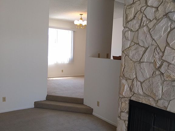 2nd image of 13561 Moorpark St #208
