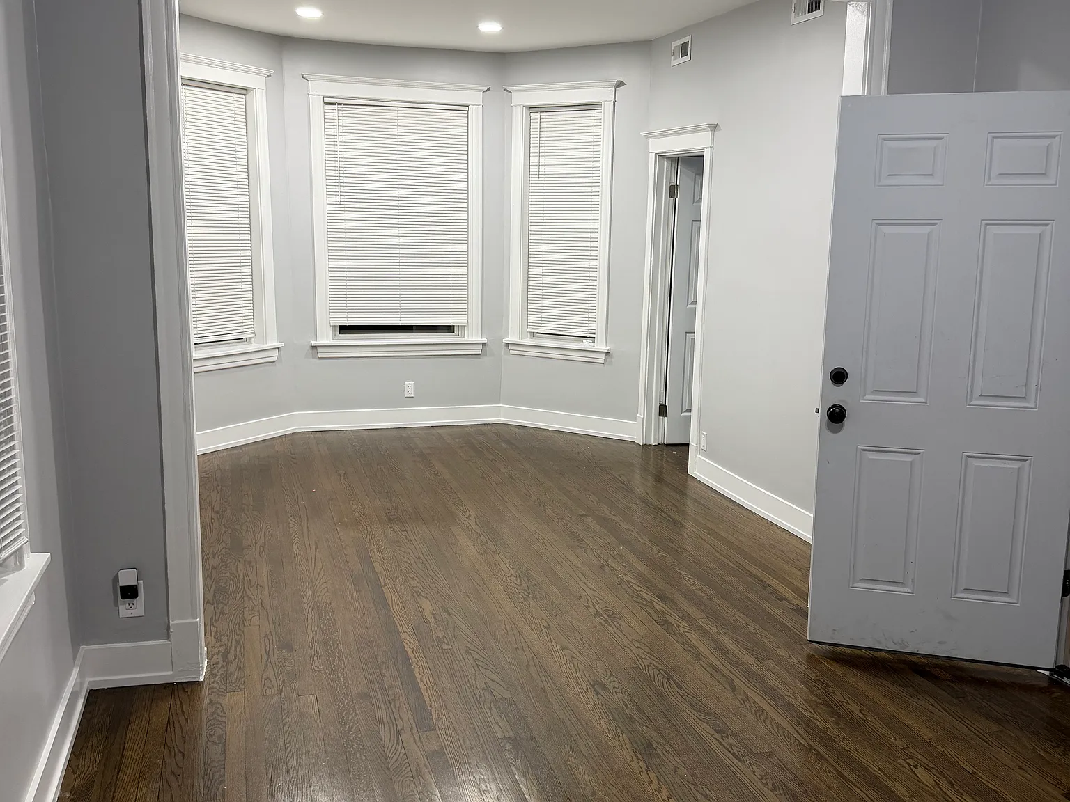 3 bed, 1100 sqft, $1,900 — Photo 1