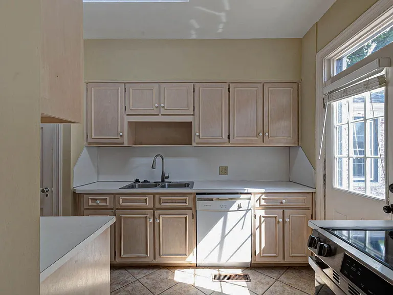 1523 Dixon Dr — Photo 17