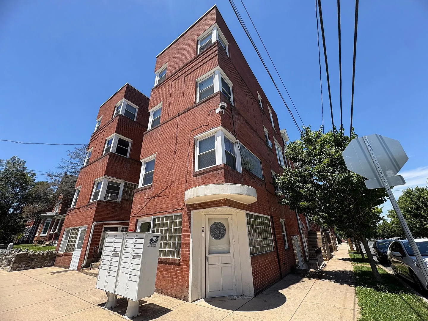 403 W James St — Photo 2