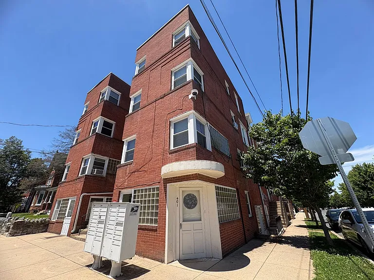 403 W James St — Photo 2