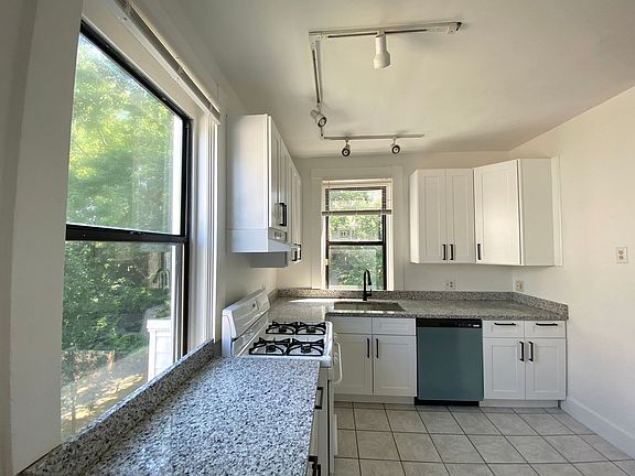 4th image of 451 Warner St #2B