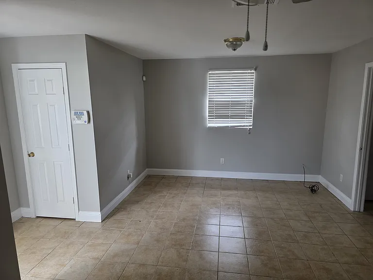 7832 W Laverne St — Photo 6