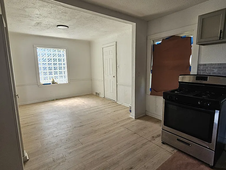 4001 E Outer Dr — Photo 7