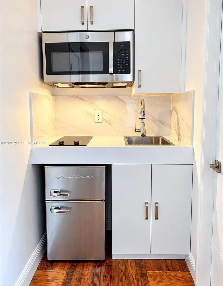 1455 Michigan Ave Condo — Photo 4