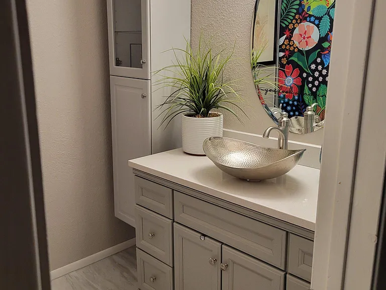 Guest bath w shower and spa tub