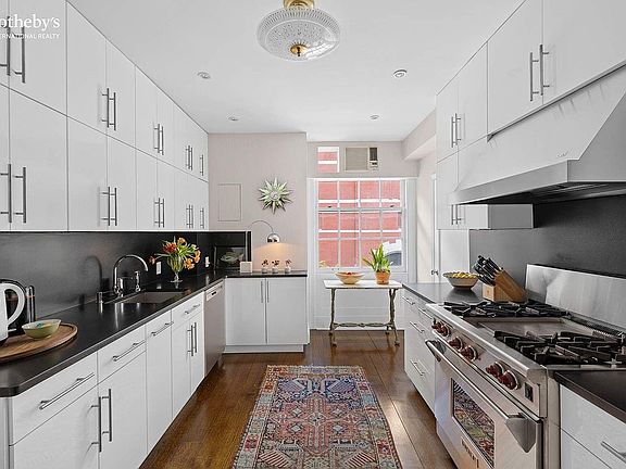 3rd image of 130 E 67th St #3B