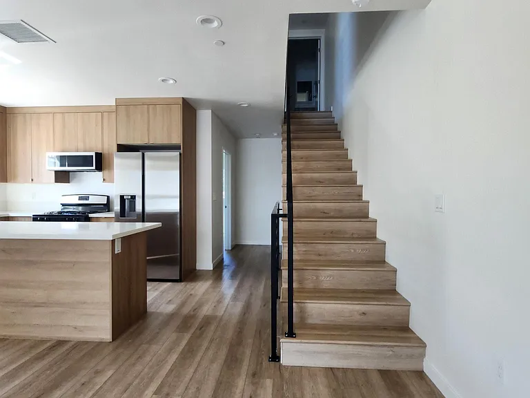 1147 N Kenmore Ave — Photo 12