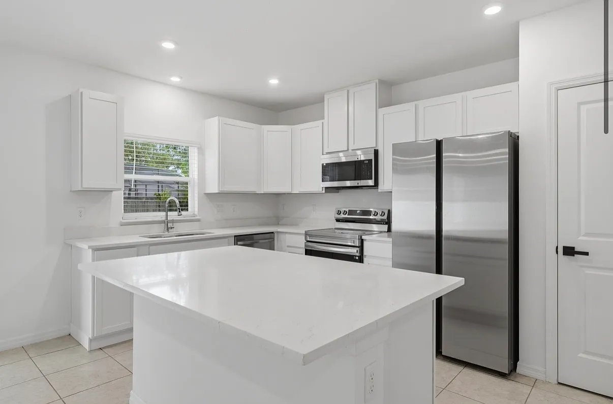 4 bed, 2.5 bath, 2284 sqft, $2,698 — Photo 4