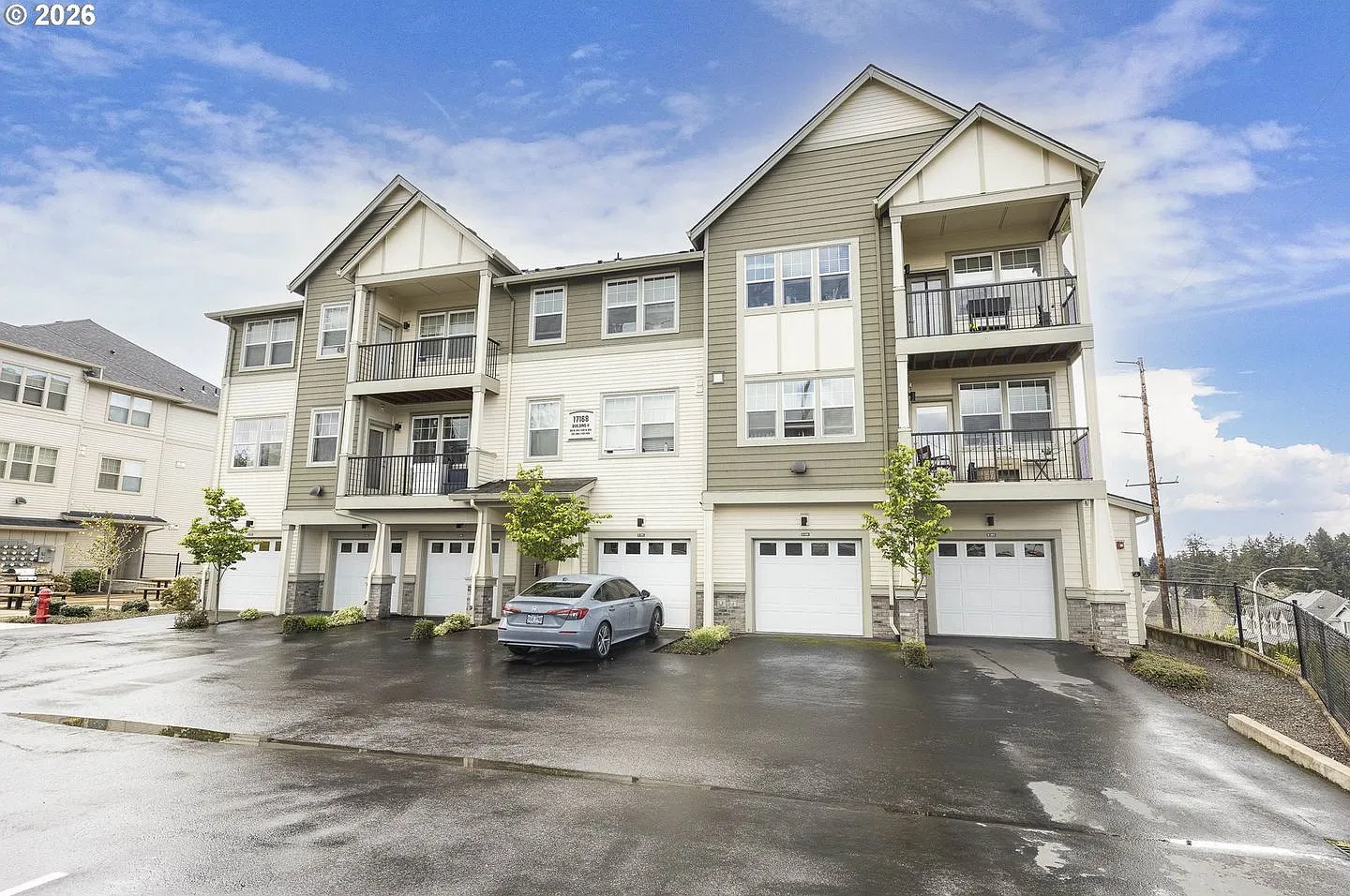 Bright 1 Bedroom Condo with Open Kitchen, Private Balcony, Home Office Space & Community Pool — Photo 3