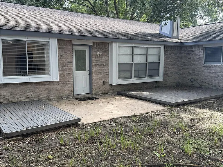 1211 Twining Oaks Ln N — Photo 18
