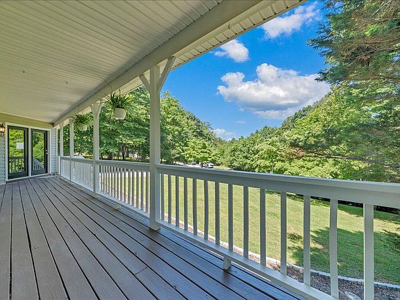 5th image of 472 Wooded Acres Dr